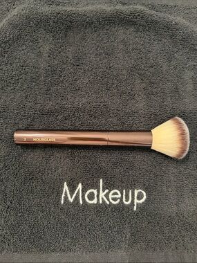 Hourglass #2 foundation/ blush brush